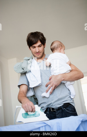 Père avec bébé dans les bras planche Banque D'Images