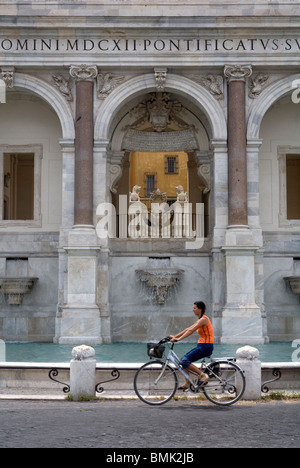 Un motard passe par La Fontana Paola à Monte Gianicolo, Rome, Italie Banque D'Images