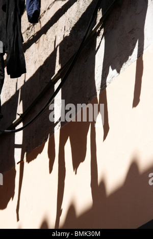 Ombre de shirts hanging on lave-line à Sun Banque D'Images