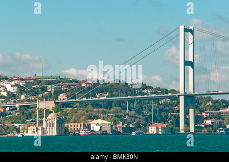 Le pont du Bosphore et la mosquée Ortakoy, vue à partir d'un bateau Banque D'Images