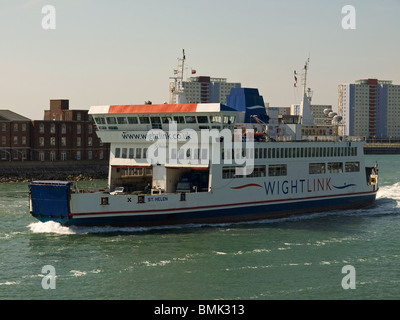 La voiture de Wightlink Ferry St Helen quitte le port de Portsmouth pour l'île de Wight Angleterre UK Banque D'Images