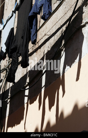 Ombre de shirts hanging on lave-line à Sun Banque D'Images