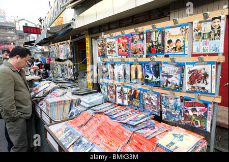 Vente de films DVD pirate de décrochage dans la vieille ville, Shanghai, Chine Banque D'Images