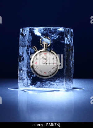 La glace d'un bloc de glace avec un chronomètre gelé à l'intérieur sur une surface métallique Banque D'Images