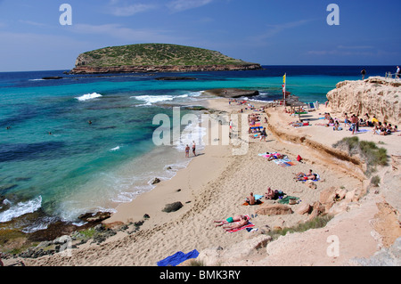 Vue sur la plage, Cala Comte, Ibiza, Baléares, Espagne Banque D'Images