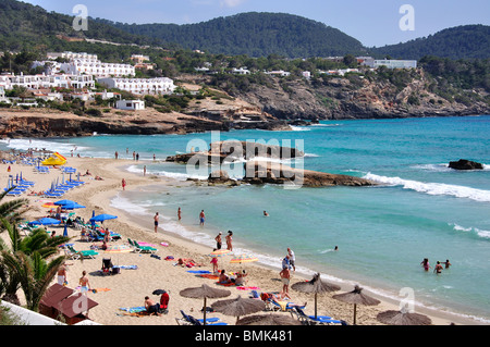 Vue sur la plage, Cala Tarida, Ibiza, Baléares, Espagne Banque D'Images