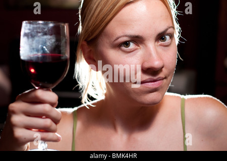 Jeune Femme buvant un verre de vin Banque D'Images