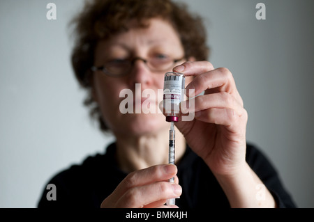 Femme l'élaboration d'injection d'insuline Banque D'Images