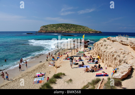 Vue sur la plage, Cala Comte, Ibiza, Baléares, Espagne Banque D'Images