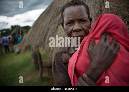 Vieille Femme tenant un petit enfant dans Kapelebyong, au nord de l'Ouganda. Banque D'Images