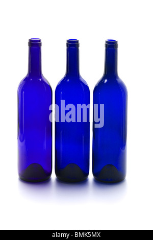 Bouteilles de vin vide bleu sur fond blanc Banque D'Images