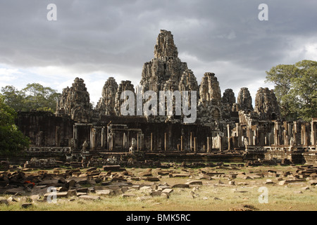 Le Bayon, l'un des plus grands monuments dans le parc archéologique d'Angkor, construit au 12ème siècle, contre un ciel de mousson. Banque D'Images