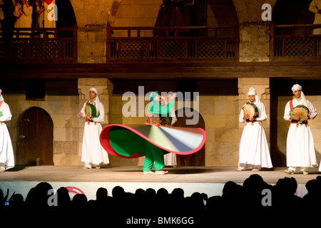 Derviche tourneur effectuant une danse Soufi au Mausolée Al-Ghouri de nuit, Le Caire, Al Qahirah, Egypte Banque D'Images