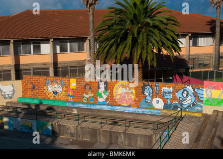 Des graffitis sur les murs sur le côté d'un terrain de sport dans la région de Barlovento, La Palma, Canary Islands Banque D'Images