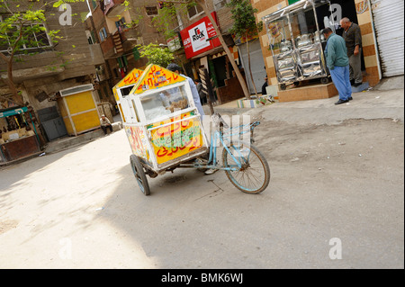 Vendeur de crème glacée, souk goma (marché du vendredi), la rue du marché, le sud de cimetières, Khalifa, Le Caire, Égypte district Banque D'Images