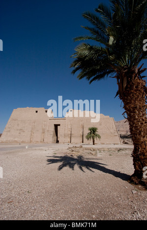 Premier pylône du temple funéraire de Ramsès III, Medinat Habu, Luxor, Egypte, Qina Banque D'Images