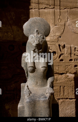 Statue en granit de la déesse Sekhmet par le Migdol entrée du temple funéraire de Ramsès III Medinat Habu Luxor Egypt Qina Banque D'Images