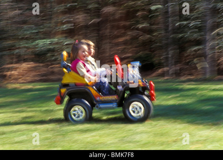 2, 3, 4, 5, garçons plus dur petit enfant's off road Jeep style dans motion blur Banque D'Images