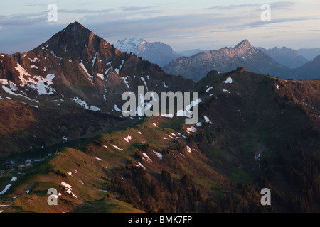 La chaîne du Bargy au crépuscule au printemps, Alpes Banque D'Images