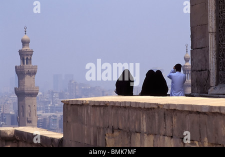 L'homme et de femmes voilées avec vue sur le Caire islamique, Al Qahirah, Egypte Banque D'Images