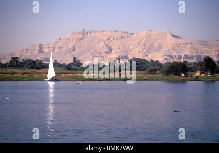 Felouque sur le Nil entre Louxor et Esna, Qina, Egypte Banque D'Images