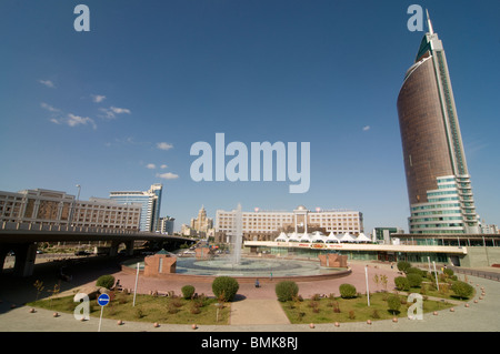 Fontaines à tour Bayterek, monument d'Astana, Kazakhstan Banque D'Images