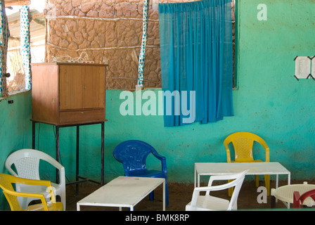 Ethiopie : Abaisser le bassin de la rivière Omo, Turmi, marché lundi, chaises et table à l'intérieur bar local Banque D'Images