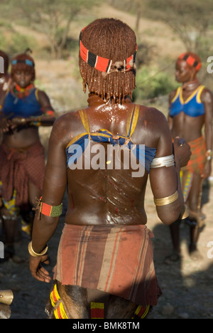 Ethiopie : bassin de la rivière Omo inférieur près de Dilabino et Turmi Jumping Bull whipping cérémonie des cicatrices sur le dos d'un ochred femme Hamar Banque D'Images