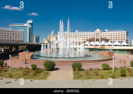 Fontaines à tour Bayterek, monument d'Astana, Kazakhstan Banque D'Images