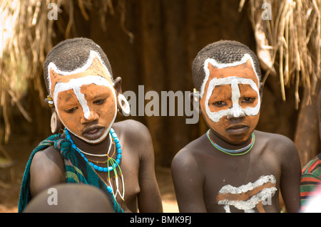 L'Afrique, l'Éthiopie, région de l'Omo, Kibish. Les enfants de la tribu Suri avec visages peints. Banque D'Images