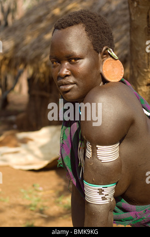 L'Éthiopie, région de l'Omo, Tulgit. Suri femme en costume traditionnel. Banque D'Images