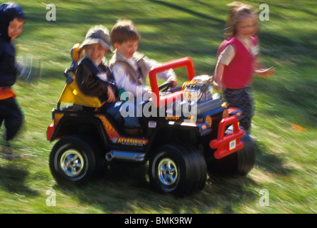 2, 3, 4, 5, garçons plus dur petit enfant's off road Jeep style dans motion blur Banque D'Images