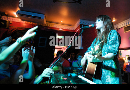 Kate Nash a effectué un concert secret au Trinity pub harrow Banque D'Images