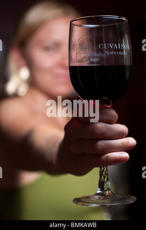 Jeune Femme buvant un verre de vin Banque D'Images