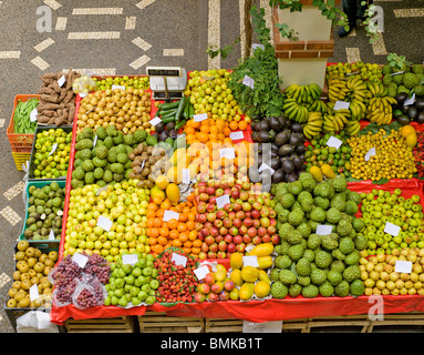 Fruits et légumes frais sur les étals d'en haut aux agriculteurs Marché Mercado dos Lavradores Funchal Madère Portugal UE Europe Banque D'Images