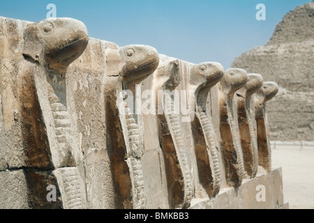 La ligne de statues cobra à la pyramide à degrés de Djoser, Saqqara, Egypte Banque D'Images