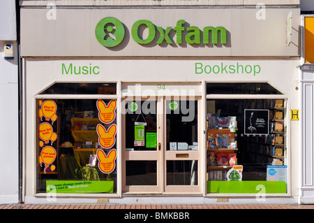 Magasin de charité Oxfam dans high street Shopping Banque D'Images