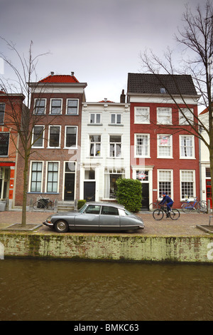 Aux côtés de propriétés du canal à Oude Delft à Delft, en Hollande. Banque D'Images