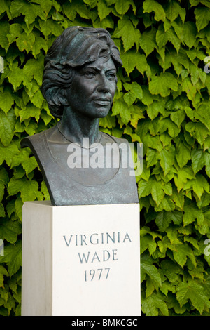 Statue de l'ancien British womens ladies'' / Virginia Wade, champion et réducteur. Terrain de championnat de tennis de Wimbledon. Londres. UK Banque D'Images