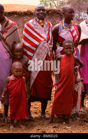 Afrique, Kenya, Masai Mara. Enfants masaï debout avec leurs mères à Olanana, Maasai Mara. Banque D'Images