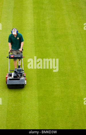 Groundsman à tous les Tennis Club de Wimbledon en Angleterre, SW19, tondre le gazon sur le Court central. UK. Banque D'Images