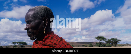 Afrique, Kenya, Parc National d'Amboseli, portrait de personnes âgées de la tribu Masai dans la lumière du matin Banque D'Images