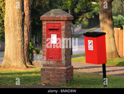 Post Box et les excréments de chien fort Banque D'Images