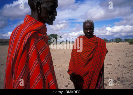 Afrique, Kenya, Parc National d'Amboseli, portrait de personnes âgées de la tribu Masai dans la lumière du matin Banque D'Images