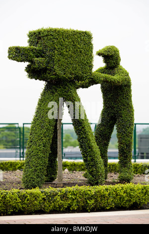 Vintage BBC cameraman / représentés dans l'appareil photo de couverture à topiaire de tournoi de tennis de Wimbledon championship au sol. Londres. UK Banque D'Images