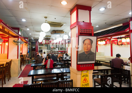 Portrait de Mao affiche dans un restaurant local, Shanghai, Chine Banque D'Images