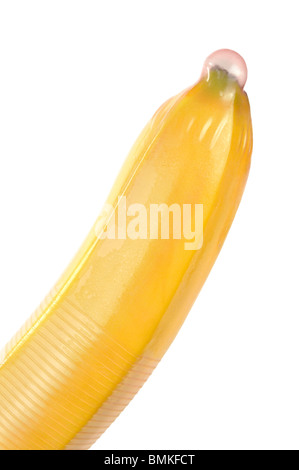 Close-up of banana avec préservatif rouge isolated on white Banque D'Images