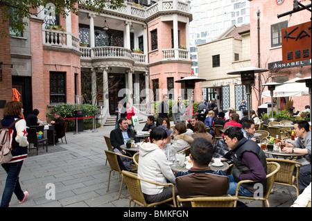 Cafe dans le quartier branché de Xintiandi, Shanghai, Chine Banque D'Images