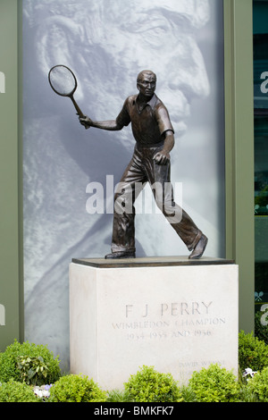 Statue de l'ancien champion britannique mens' Fred Perry au tournoi de tennis de Wimbledon championship au sol. Londres SW19. UK. Banque D'Images