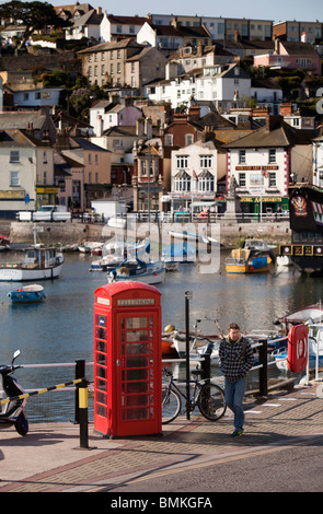 Royaume-uni, Angleterre, Devon, Brixham Harbour, vieux rouge K6 téléphone fort sur quai Banque D'Images